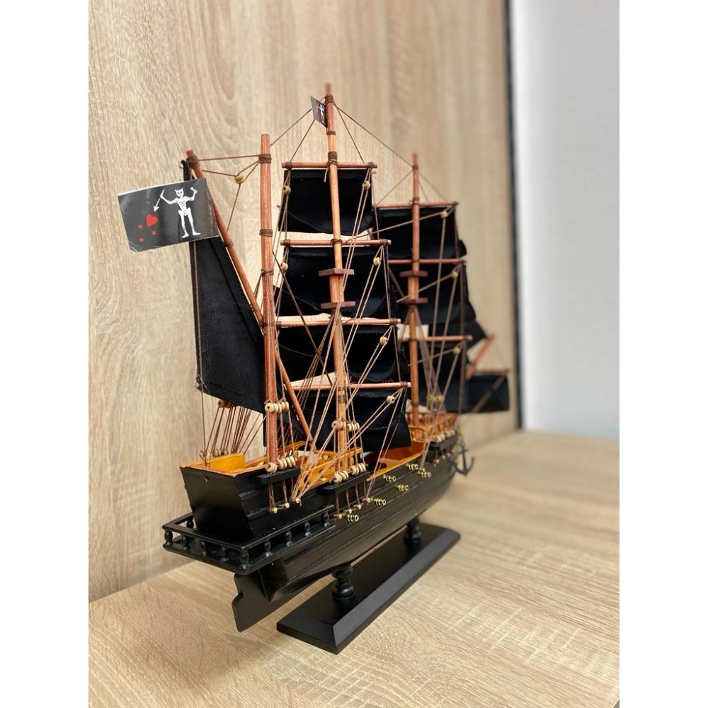 Модель корабля "Queen Anne's Revenge" с черными парусами 52 см