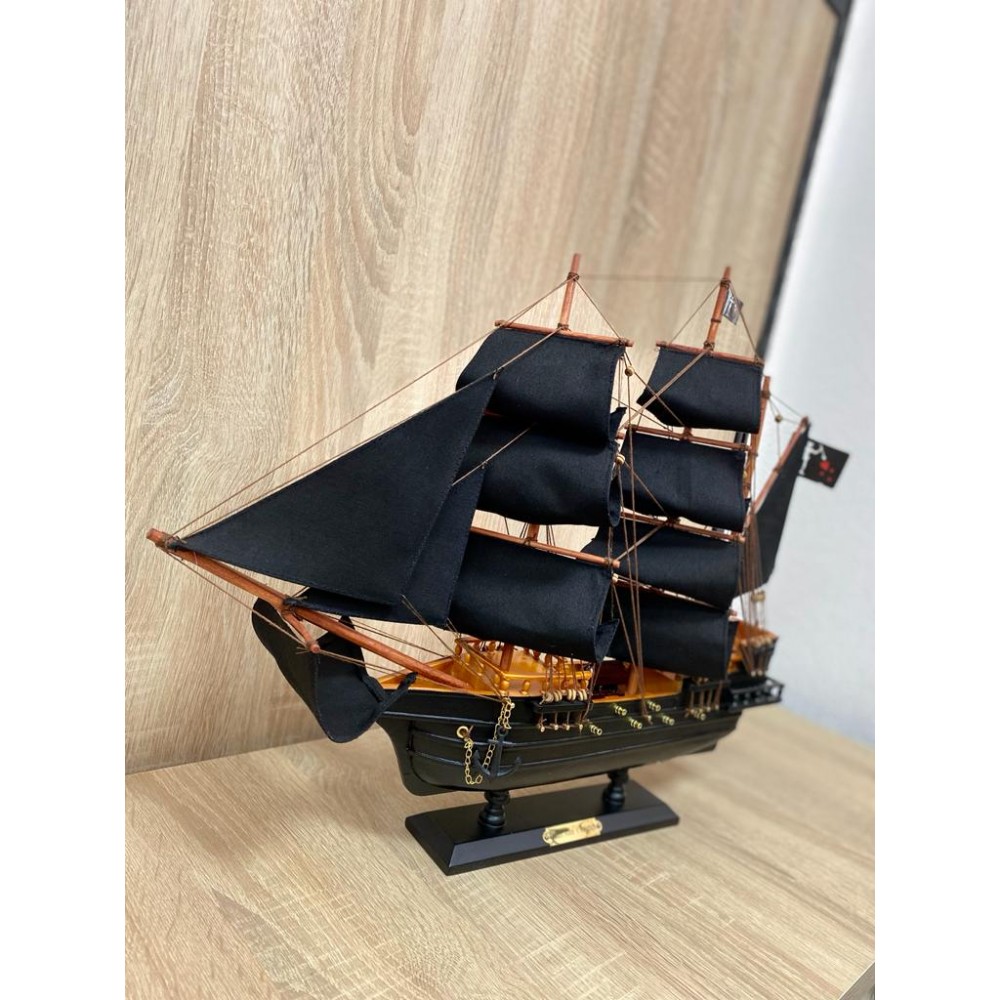 Модель корабля "Queen Anne's Revenge" из дерева с черными парусами 52 см