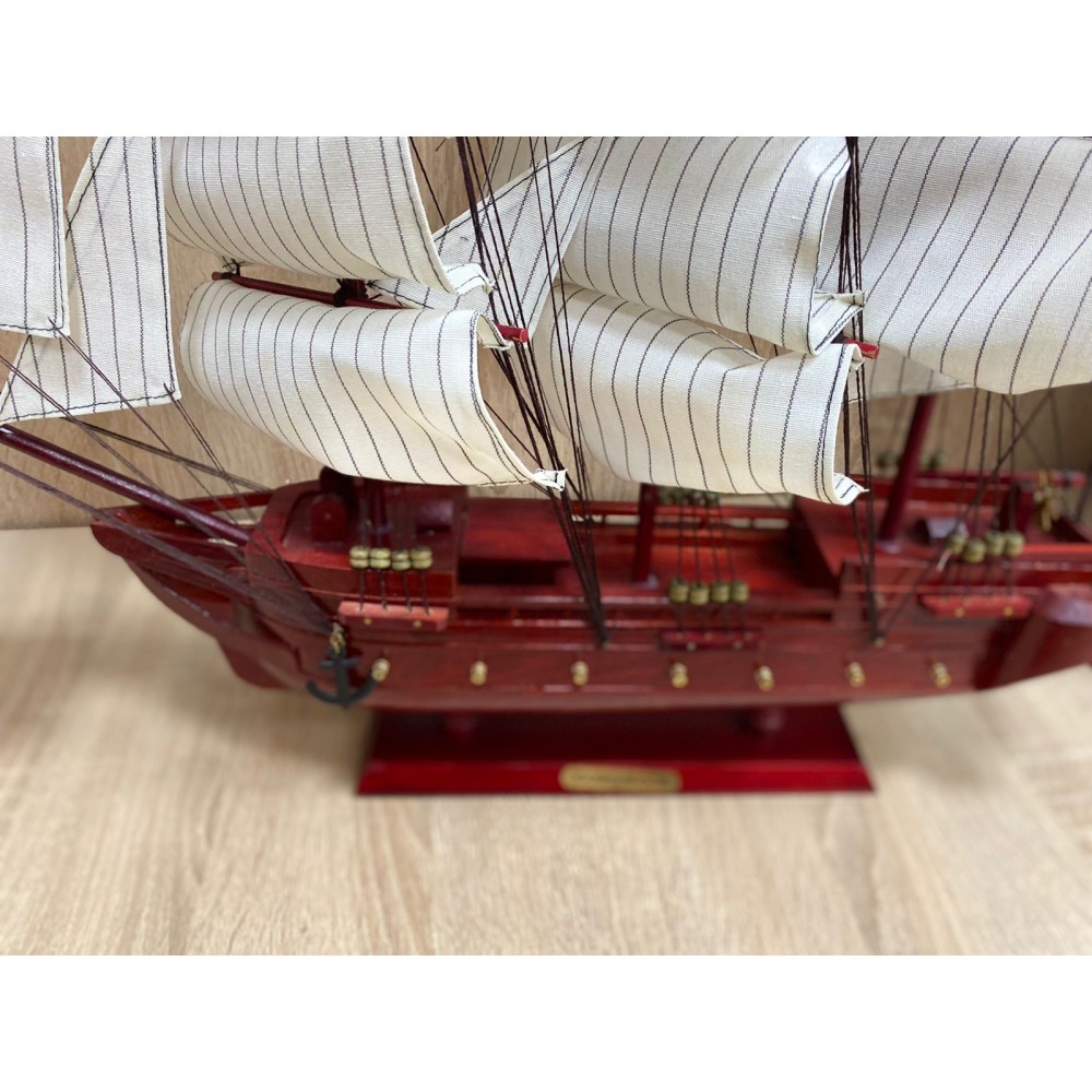 Модель красного корабля с парусами "Gorchfock" 60 см