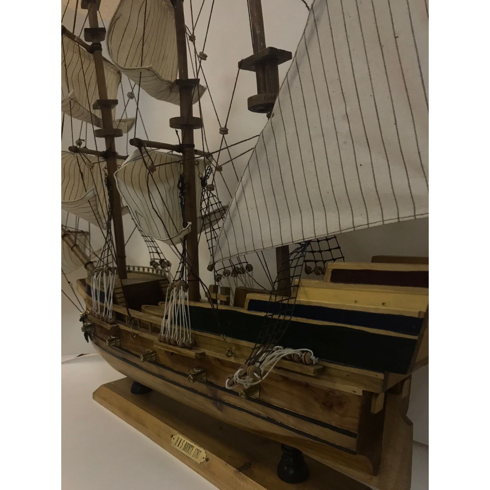 Модель корабля "HMS Bounty 1787" из дерева с белыми парусами 73 см