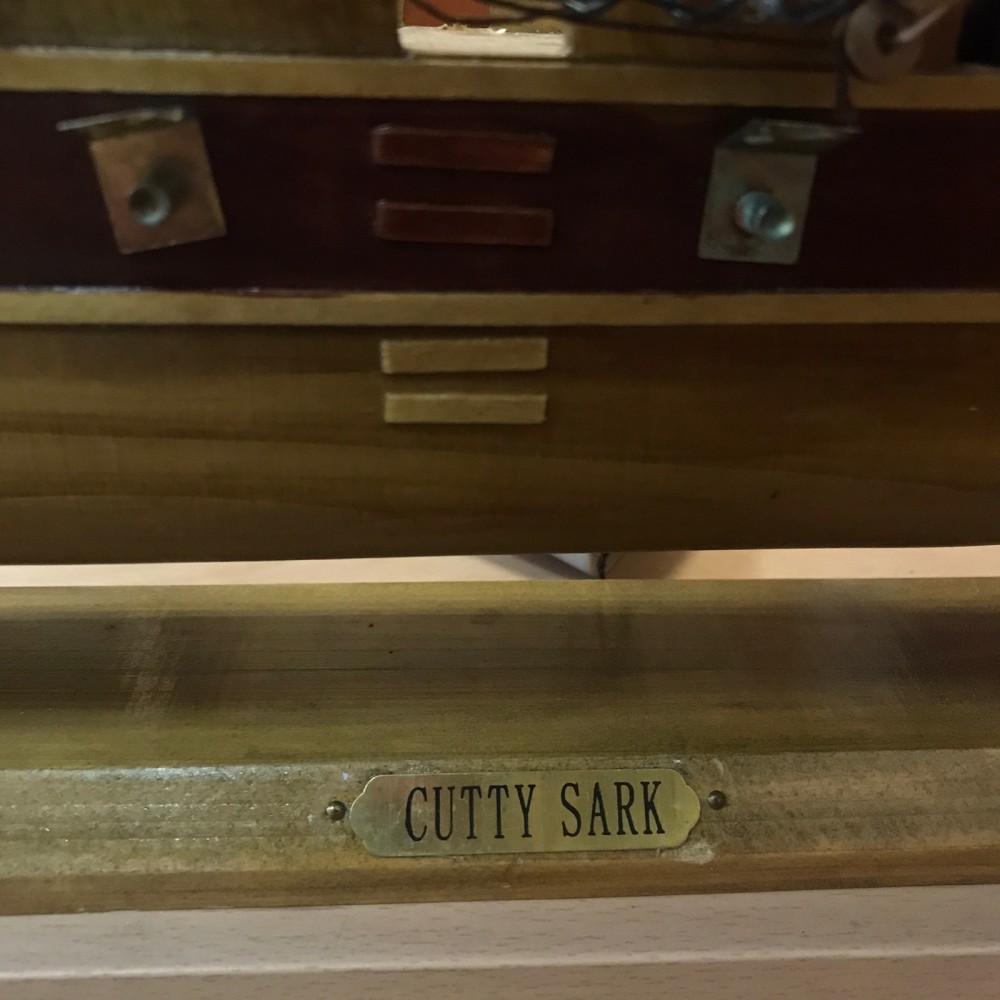 Модель корабля "Cutty Sark" из дерева с белыми парусами 78 см