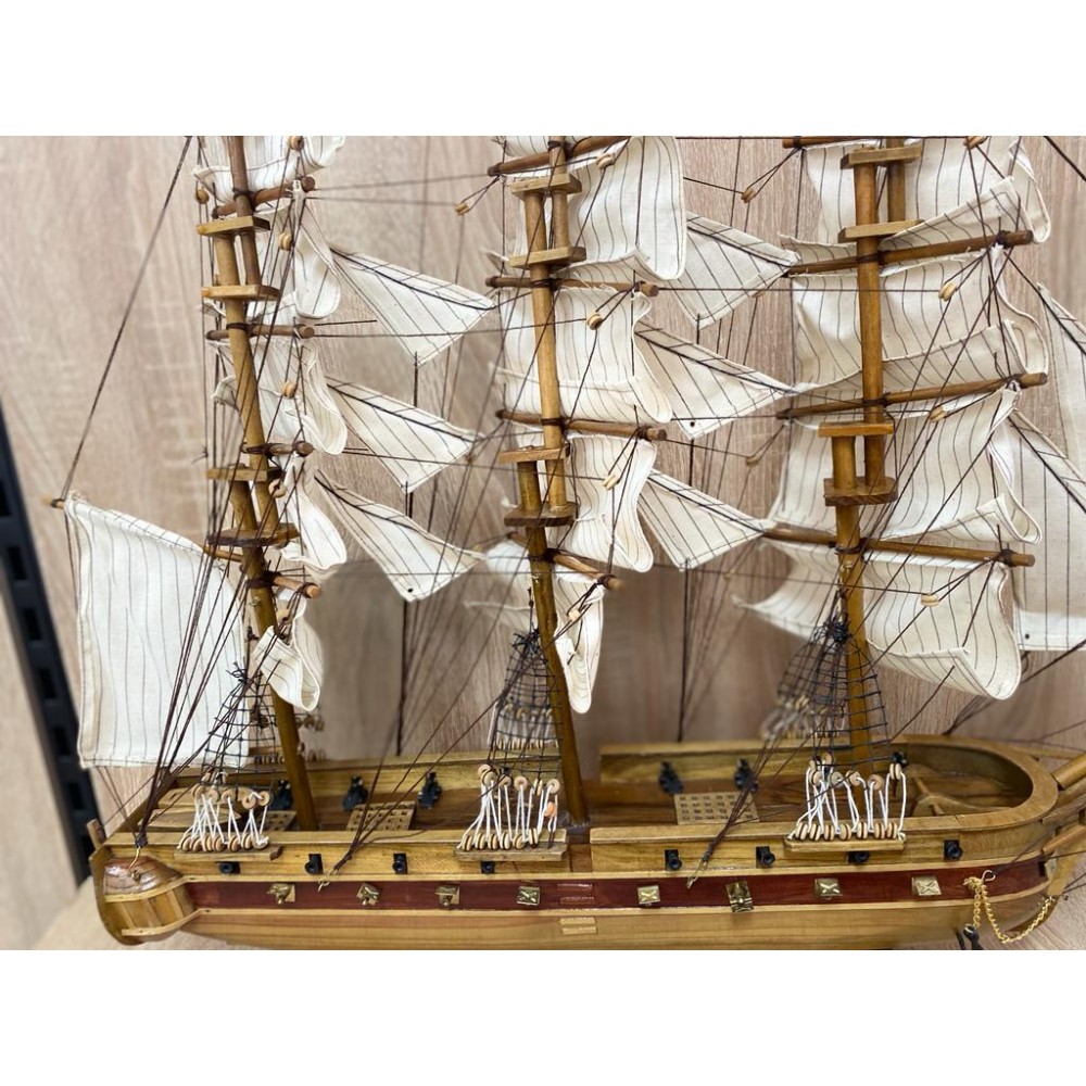 Модель корабля "Cutty Sark" из дерева с белыми парусами 78 см